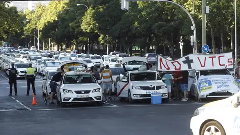 Imagen de archivo: Taxistas manifestándose en contra de las VTC. Movilización de taxistas en Madrid