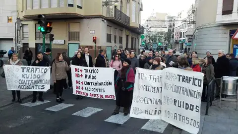 Vecinos concentrados en la calle Alfonso XII Vecinos concentrados en la calle Alfonso XII