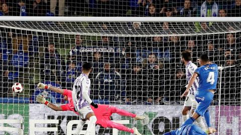 El jugador del Getafe, Bruno, remata a porter&iacute;a