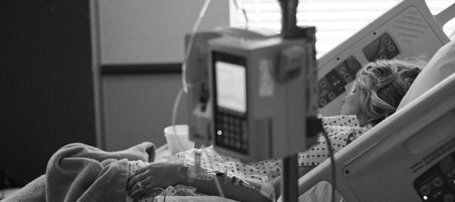 Una mujer hospitalizada Una mujer hospitalizada