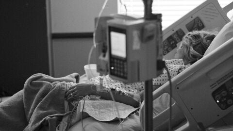 Una mujer hospitalizada