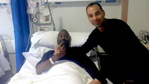 Neyder Lozano, tras pasar por el quirófano, acompañado por el director deportivo del Elche CF, Jorge Cordero. ELCHE CF