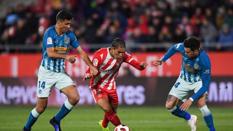  Douglas Luiz trata de marcharse de Rodrigo y Gim&eacute;nez