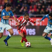  Douglas Luiz trata de marcharse de Rodrigo y Giménez