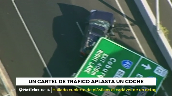 Un cartel de tráfico aplasta un coche que circulaba por una autopista de Australia Un cartel de tráfico aplasta un coche que circulaba por una autopista de Australia