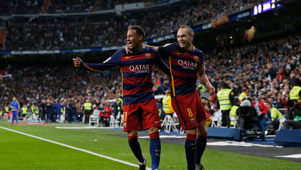 Neymar e Iniesta celebran un gol
