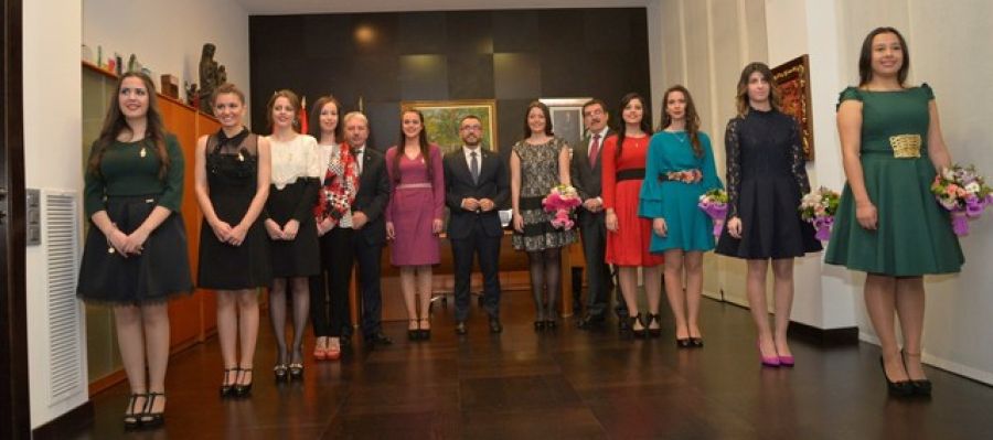 L´alcalde de Vila-real José Benlloch junt amb les reines i dames d´anys anteriors, en l´acte de nomenament. L´alcalde de Vila-real José Benlloch junt amb les reines i dames d´anys anteriors, en l´acte de nomenament.