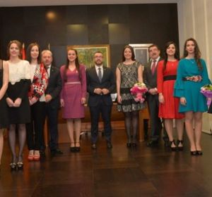 L´alcalde de Vila-real José Benlloch junt amb les reines i dames d´anys anteriors, en l´acte de nomenament. L´alcalde de Vila-real José Benlloch junt amb les reines i dames d´anys anteriors, en l´acte de nomenament.