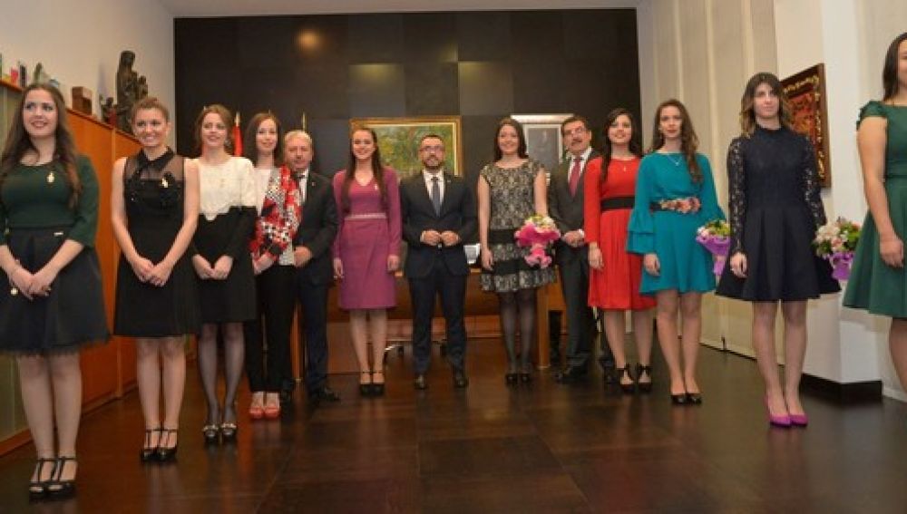 L´alcalde de Vila-real José Benlloch junt amb les reines i dames d´anys anteriors, en l´acte de nomenament. 