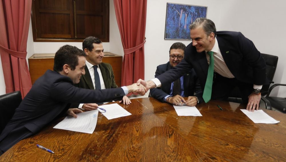 Los secretarios generales del PP, Teodoro García Egea, y de Vox, Francisco Javier Ortega Smith
