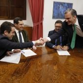 Los secretarios generales del PP, Teodoro García Egea, y de Vox, Francisco Javier Ortega Smith