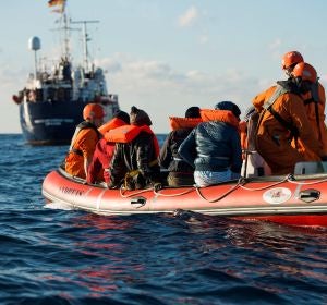 Rescatan a 49 migrantes a bordo de una patera Rescatan a 49 migrantes a bordo de una patera