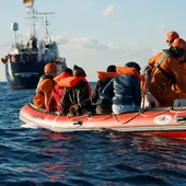 Un grupo de migrantes a bordo de una patera Un grupo de migrantes a bordo de una patera