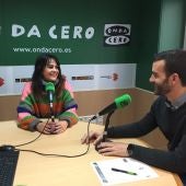 Raquel Palma, capitana del CV ESD . Granadas de Elche, en la entrevista con Monserrate Hernández, responsable de Deportes de Onda Cero Elche.