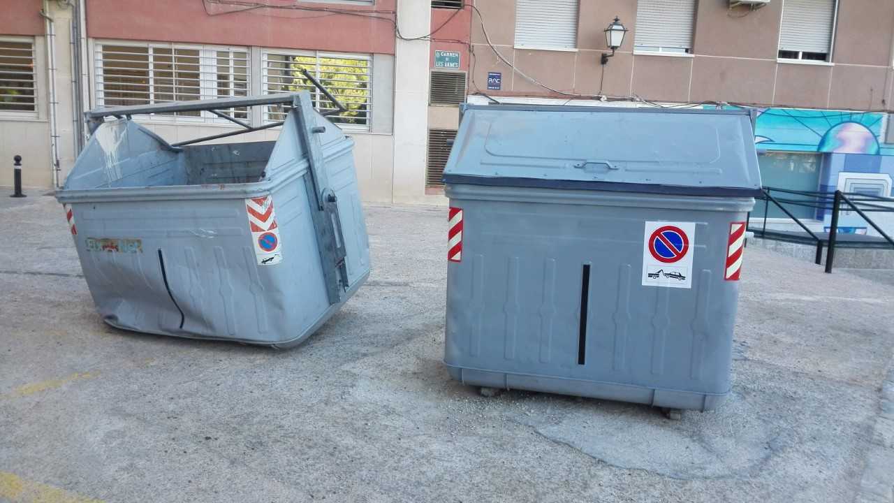 Elche repara el sistema de apertura de 800 contenedores de recogida de la basura Elche repara el sistema de apertura de 800 contenedores de recogida de la basura