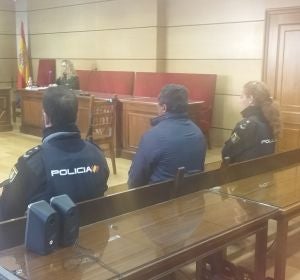 El acusado ante el tribunal, antes de que se suspendiera el juicio El acusado ante el tribunal, antes de que se suspendiera el juicio