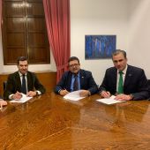García Egea, Juanma Moreno, Francisco Serrano y Ortega Smith firman el acuerdo PP-Vox