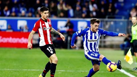 Ibai G&oacute;mez, con la camiseta del Alav&eacute;s, en un partido contra el Athletic