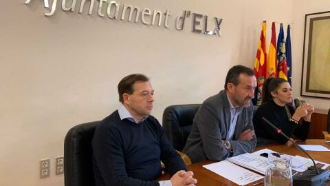 Jes&uacute;s Pareja, Carlos Gonz&aacute;lez y Mirera Moll&agrave; en el Ayuntamiento de Elche