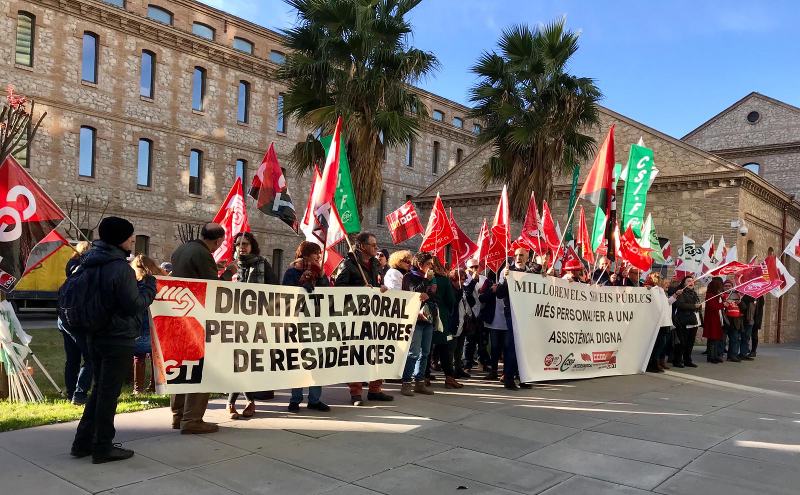 Decenas de personas se concentran a las puertas de la Conselleria de Igualdad para protestar por la falta de personal en los centros Decenas de personas se concentran a las puertas de la Conselleria de Igualdad para protestar por la falta de personal en los centros