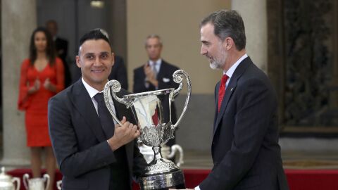 Keylor Navas recibe el premio a manos del Rey Felipe VI