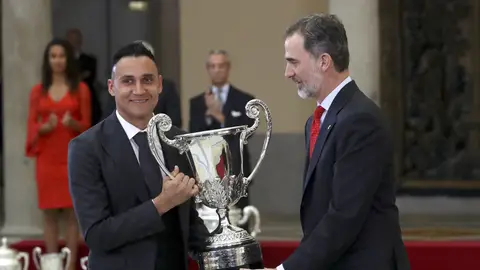 Keylor Navas recibe el premio a manos del Rey Felipe VI Keylor Navas recibe el premio a manos del Rey Felipe VI