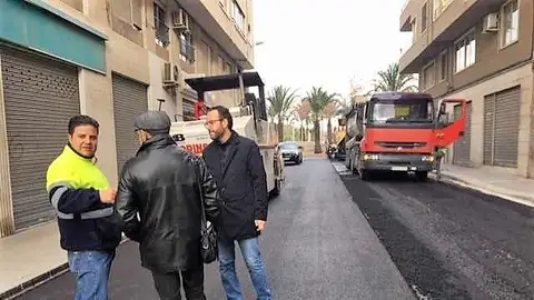 Trabajos de asfaltado en la calle Obispo Winibal de Elche Trabajos de asfaltado en la calle Obispo Winibal de Elche