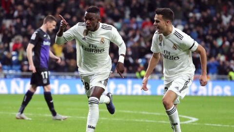 Reguil&oacute;n celebra con Vinicius el gol del brasile&ntilde;o