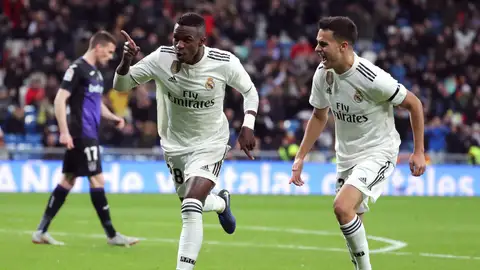 Reguilón celebra con Vinicius el gol del brasileño Reguilón celebra con Vinicius el gol del brasileño