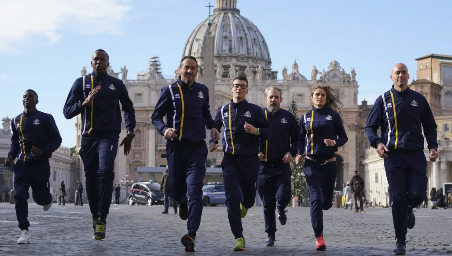 Nace 'Vatican Athletics', un equipo internacional de atletismo formado por curas, monjas y guardias suizos del Vaticano Nace 'Vatican Athletics', un equipo internacional de atletismo formado por curas, monjas y guardias suizos del Vaticano