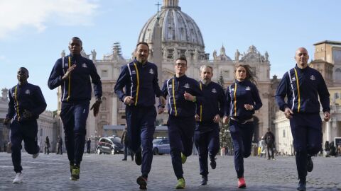 Integrantes de Vatican Athletics en la Plaza de San Pedro