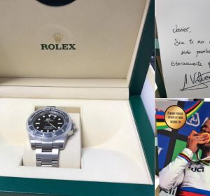 El detalle de Alejandro Valverde con Javier Mínguez El detalle de Alejandro Valverde con Javier Mínguez