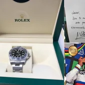 El detalle de Alejandro Valverde con Javier Mínguez El detalle de Alejandro Valverde con Javier Mínguez