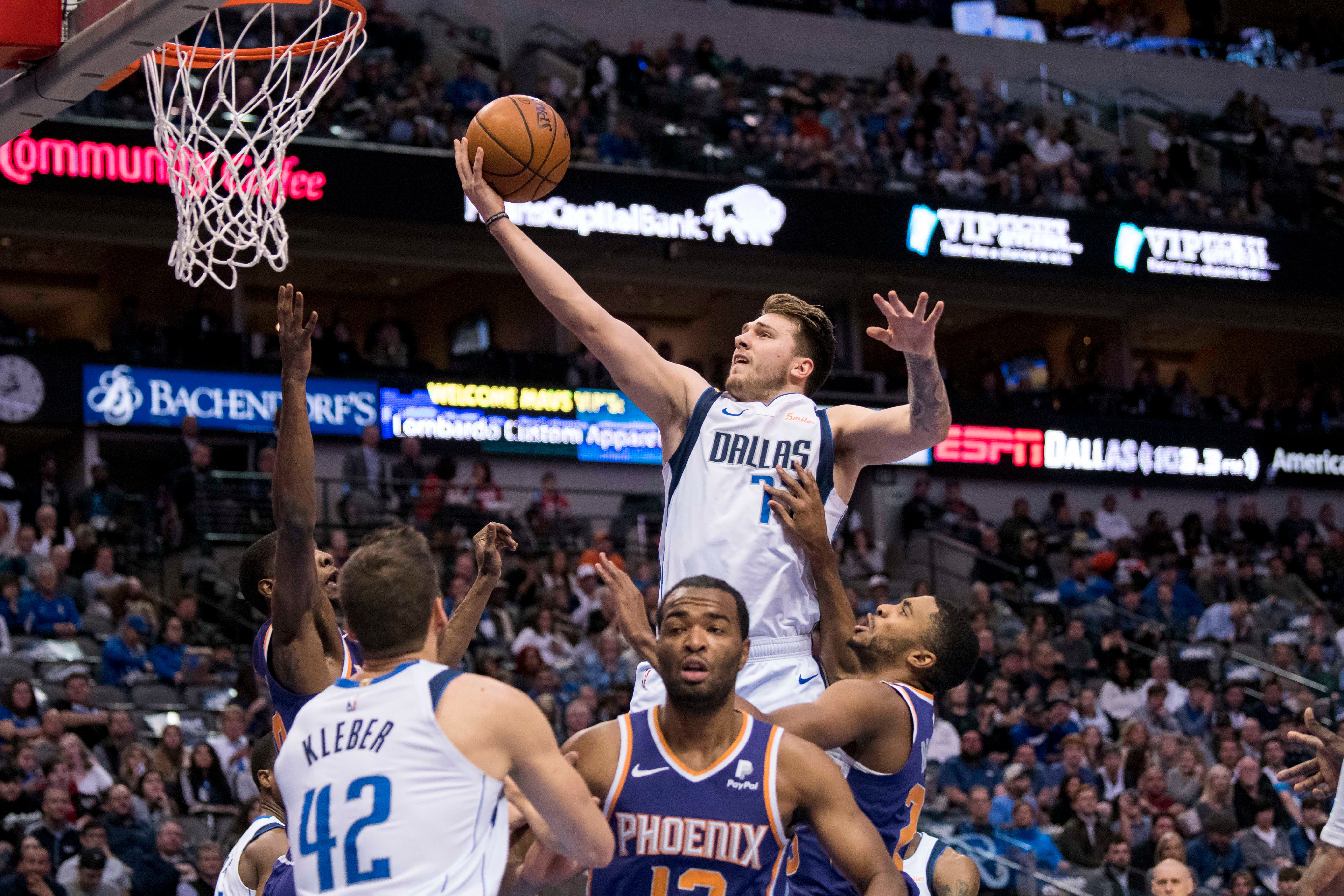 Doncic se exhibe ante Ayton y consolida su posición de mejor novato de la NBA Doncic se exhibe ante Ayton y consolida su posición de mejor novato de la NBA