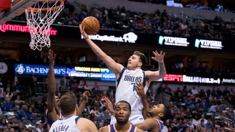 Luka Doncic jugando con los Dallas Mavericks