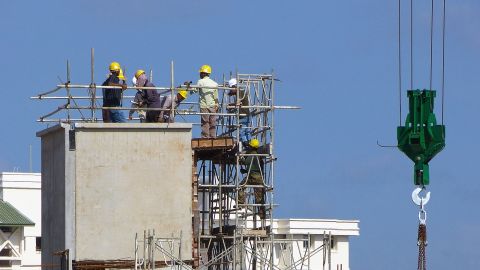 Imagen de unos obreros en un edificio en construcci&oacute;n