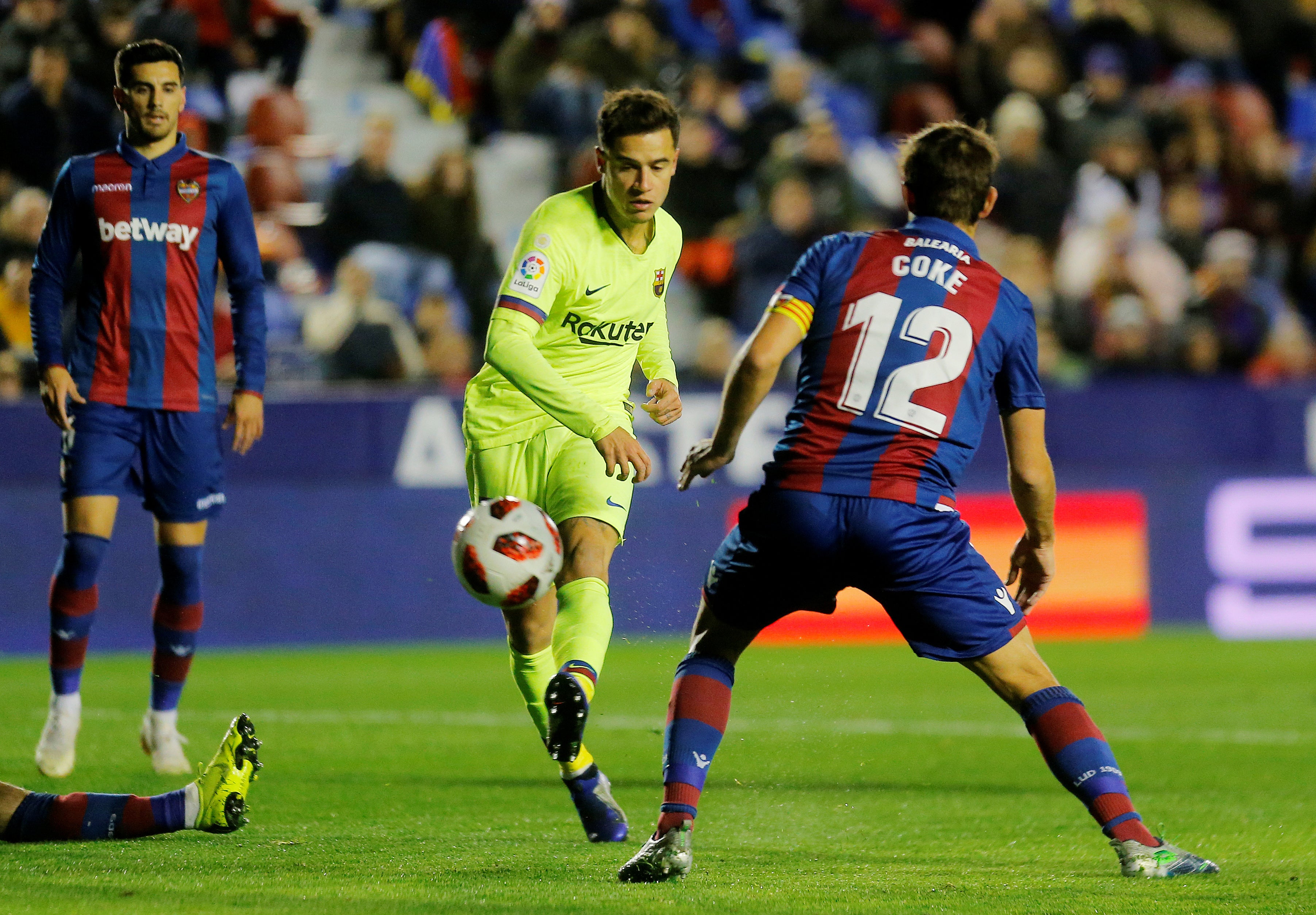 Levante 2-1 Barcelona | Un gol de Coutinho de penalti da opciones al Barcelona pese a la derrota en el Ciutat de Valencia Levante 2-1 Barcelona | Un gol de Coutinho de penalti da opciones al Barcelona pese a la derrota en el Ciutat de Valencia