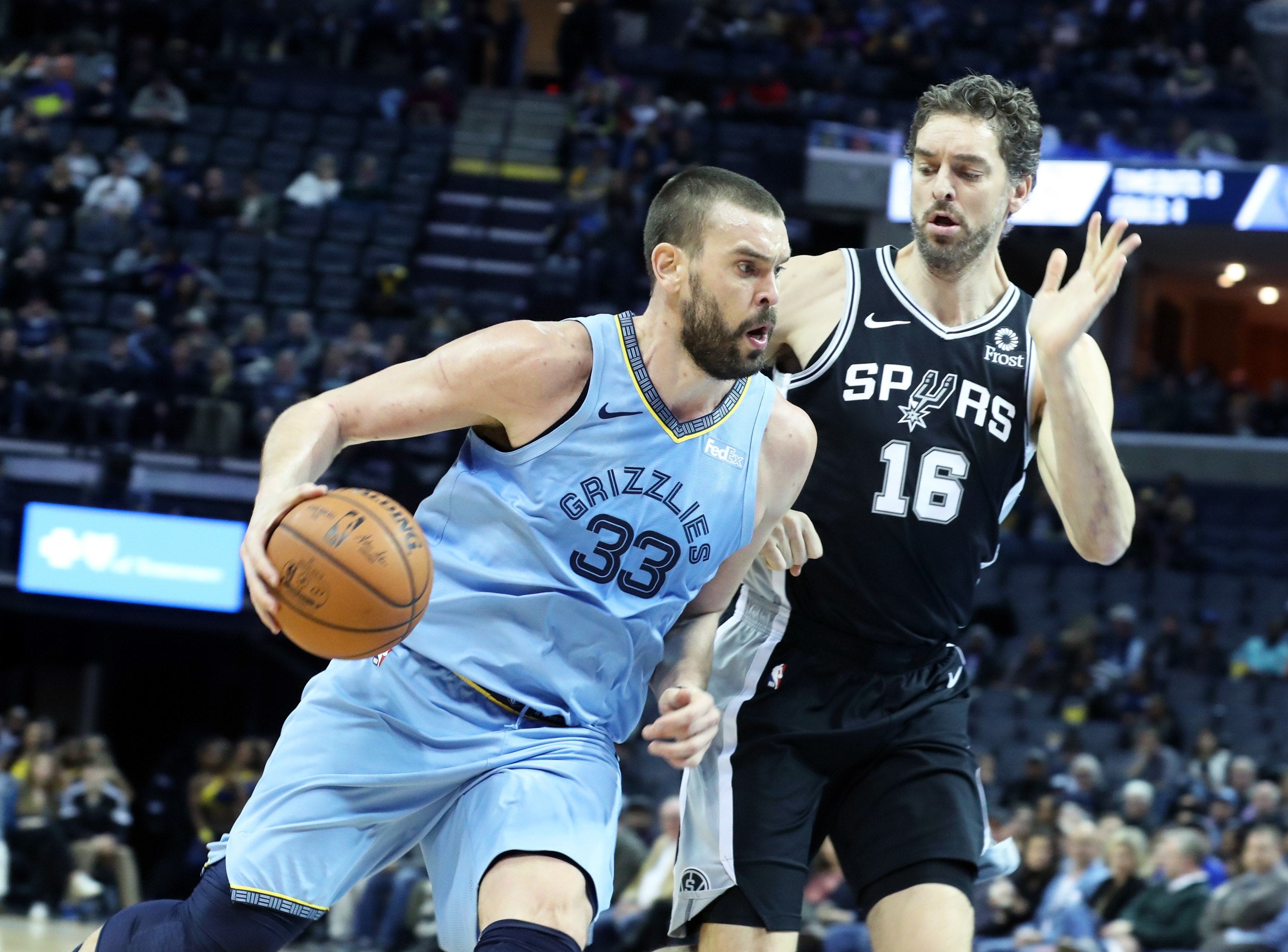 Marc exhibe galones ante Pau en el duelo de los Gasol Marc exhibe galones ante Pau en el duelo de los Gasol