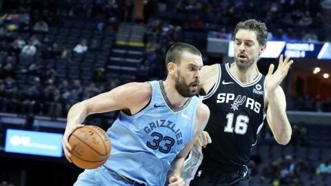 Marc Gasol entra a canasta ante la defensa de su hermano Pau