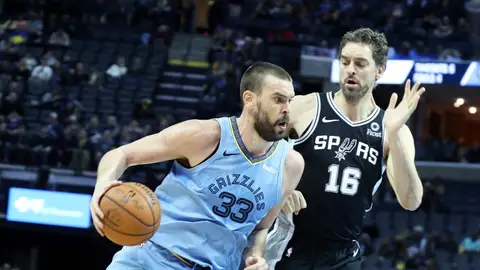 Marc Gasol entra a canasta ante la defensa de su hermano Pau Marc Gasol entra a canasta ante la defensa de su hermano Pau