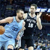 Marc Gasol entra a canasta ante la defensa de su hermano Pau Marc Gasol entra a canasta ante la defensa de su hermano Pau