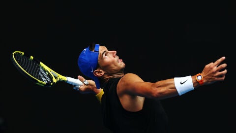 Nadal realiza un saque en su preparaci&oacute;n para el Open de Australia