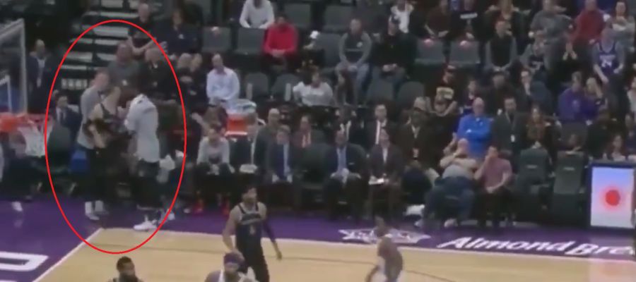 Luke Kennard, encarándose con sus entrenadores Luke Kennard, encarándose con sus entrenadores