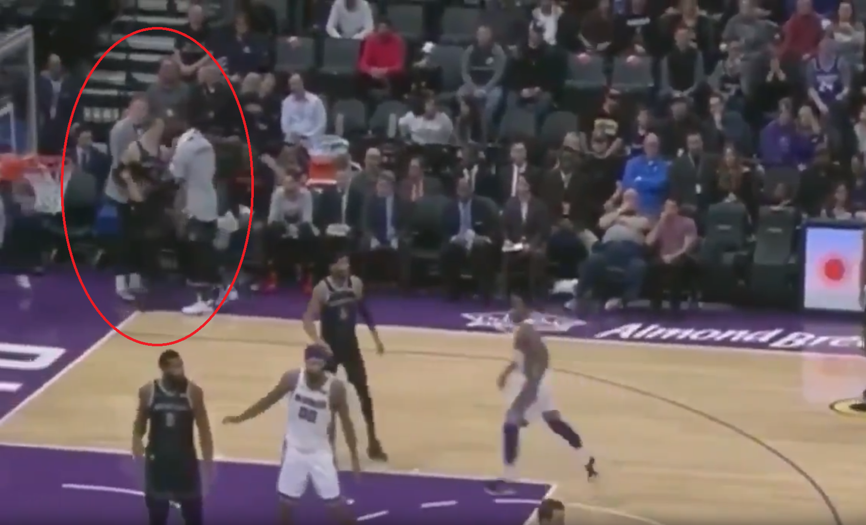 Un jugador de los Pistons se encara con sus entrenadores en pleno partido y tiene que ser sujetado por sus compañeros Un jugador de los Pistons se encara con sus entrenadores en pleno partido y tiene que ser sujetado por sus compañeros