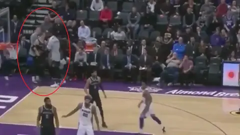 Luke Kennard, encarándose con sus entrenadores Luke Kennard, encarándose con sus entrenadores