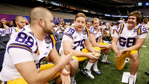 Matt Branch, en el centro de la imagen, junto a sus compa&ntilde;eros de Louisiana