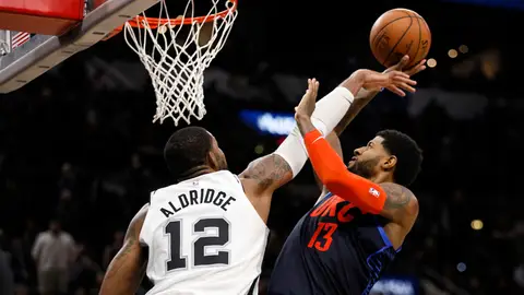 LaMarcus Aldridge tapona a Paul George LaMarcus Aldridge tapona a Paul George