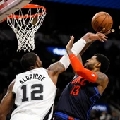 LaMarcus Aldridge tapona a Paul George LaMarcus Aldridge tapona a Paul George