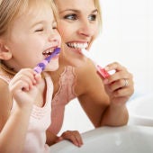 Niña lavándose los dientes