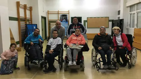 El portero del Elche CF, José Juan Figueiras, acudió este pasado jueves a un entrenamiento del Club Deportivo Globo de Elche para conocer este deporte y a los componentes de esta entidad ilicitana. CLUB DEPORTIVO GLOBO DE ELCHE